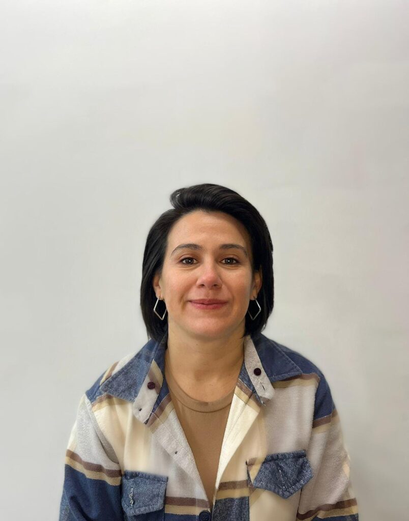 Pamela Stember. Secretaria